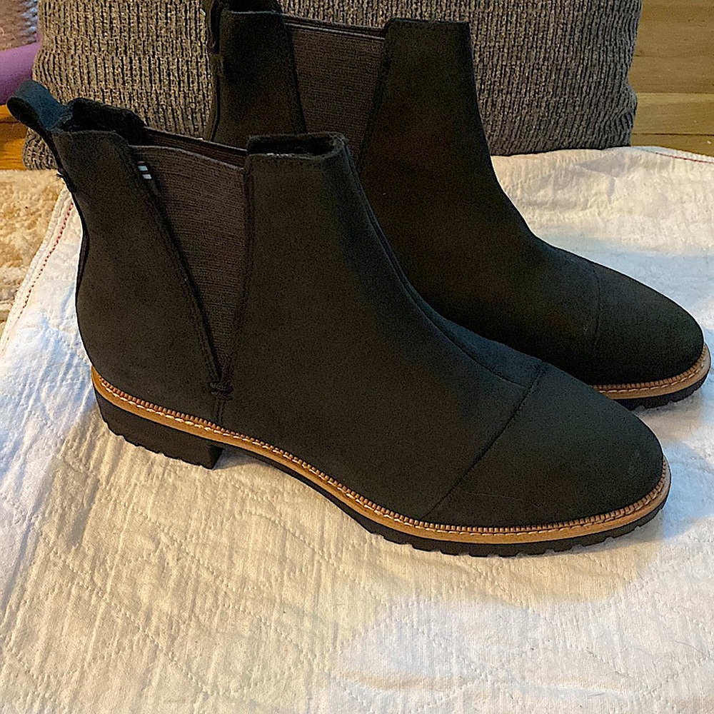 TOMS boots size 9